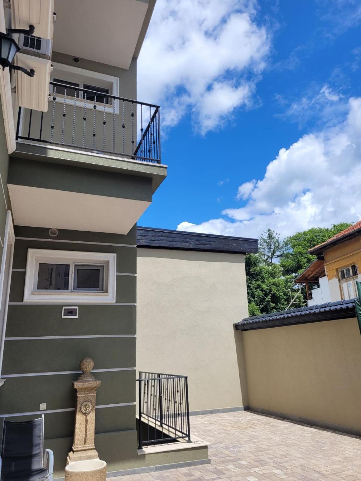 The House - Central Boutique Apartments Kjustendil Esterno foto